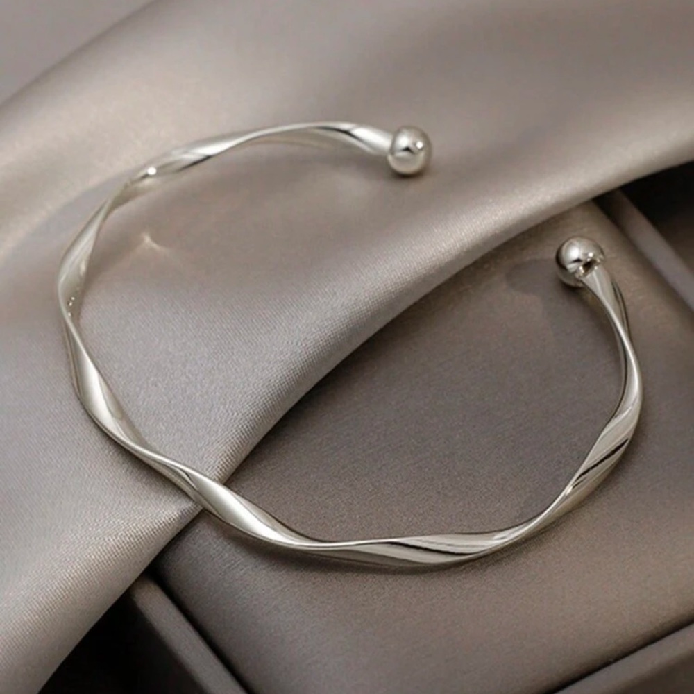 Minimalist Twist Knot  Bangle